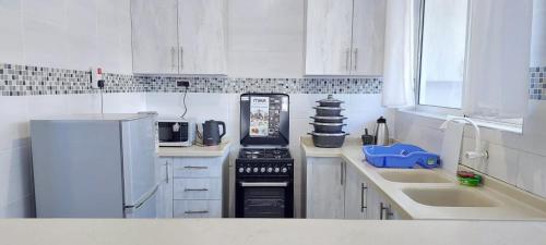 Instalaciones, Nyali Luxe stay-3BR with AC WIFI Netflix in Mombasa