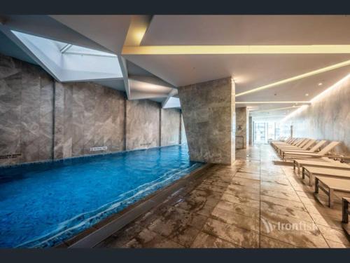 City-View 1-Bed Retreat Near Queen Vic