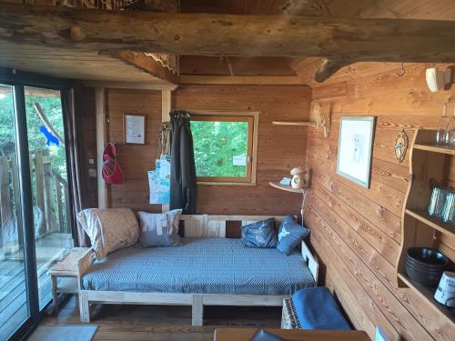 La Cabane aux Secrets - inclus une seance de sauna gratuite in Outines