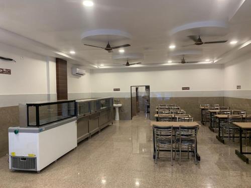 Royal Palm Hotel & Food Court photo 3