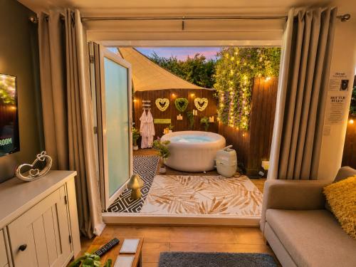 Hot tub, Secluded Garden Lodge with Private Hot Tub - WiFi - Close to Beach in Littledown and Iford