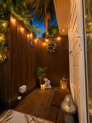 Facilities, Secluded Garden Lodge with Private Hot Tub - WiFi - Close to Beach in Littledown and Iford