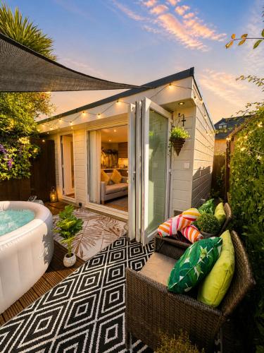 Hot tub, Secluded Garden Lodge with Private Hot Tub - WiFi - Close to Beach in Littledown and Iford