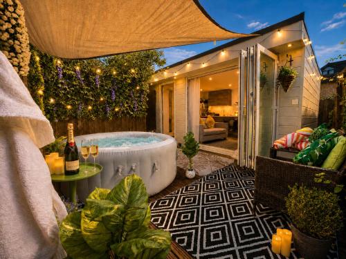 Exterior view, Secluded Garden Lodge with Private Hot Tub - WiFi - Close to Beach in Littledown and Iford