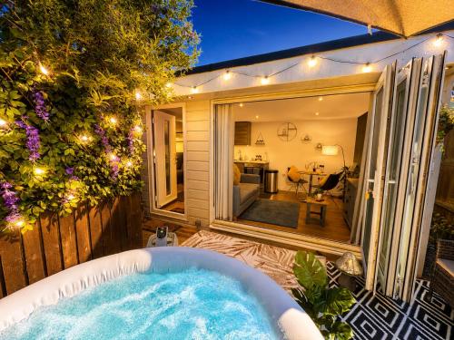 Hot tub, Secluded Garden Lodge with Private Hot Tub - WiFi - Close to Beach in Littledown and Iford