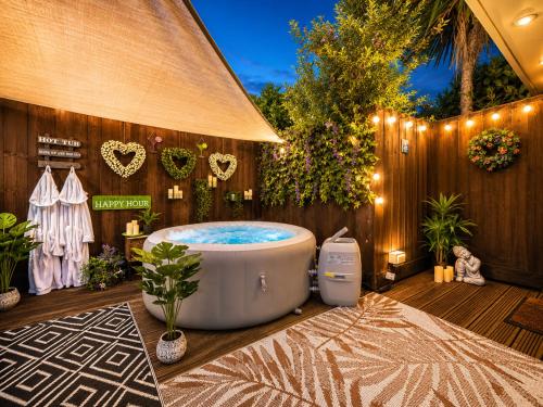 Secluded Garden Lodge with Private Hot Tub - WiFi - Close to Beach – khách sạn tại Littledown and Iford