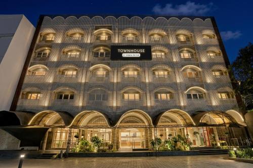 Townhouse Prayagraj Near Railway Station Formerly Santosh Palace