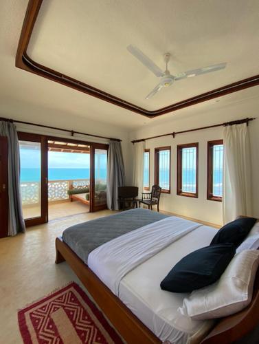 Topp Kwa Ramani 5 bedroom House- stunning ocean views in Kilifi
