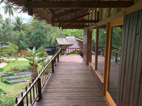 Cucu Suzanne in Busung Indah
