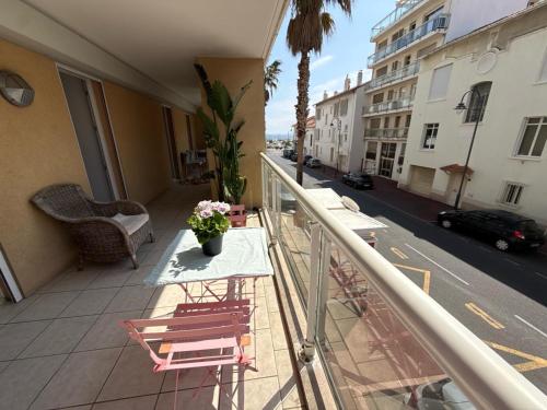 2-Bedroom Apartment in Cannes ,Terrace, 4 People, Beaches , Downtown