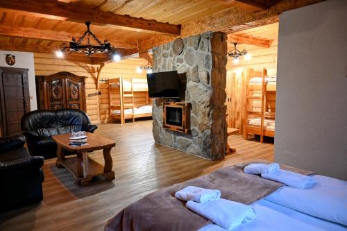 1 queen bed, 6 bunk beds