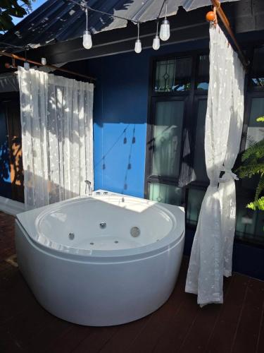 Baannaisuk Pool Villa in Sankampaeng