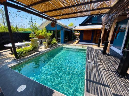 Baannaisuk Pool Villa in Sankampaeng