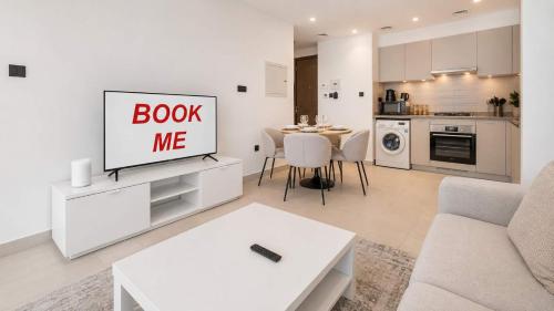 Free housekeeping visits during your stay - StayShort - Stylish 2 bed apartment in Sobha Creek Vista – khách sạn tại Nad Al Sheba