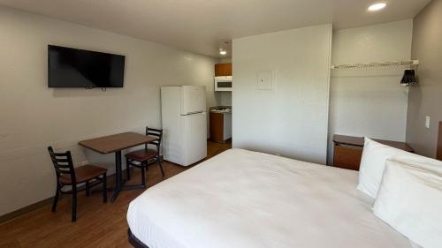 HomeTowne Studios by Red Roof Rancho Cordova - image 2