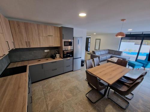 Byron's View Apartment