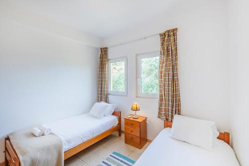 4 twin beds