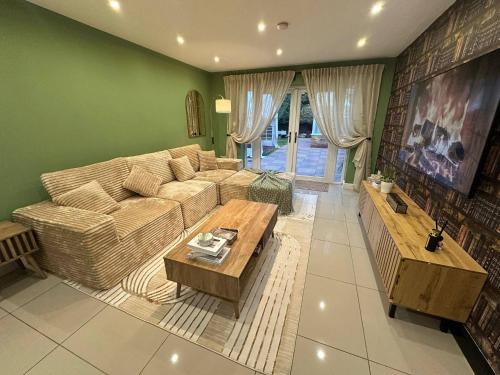 Stylish 2 Bed Flat Parking Sutton Coldfield - image 4