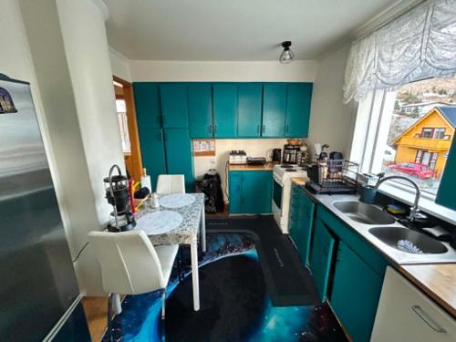 Chic Townhouse - Views Telescope Balcony BBQ in Siglufjordur
