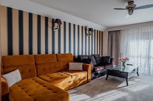 2 twin beds, 1 sofa bed