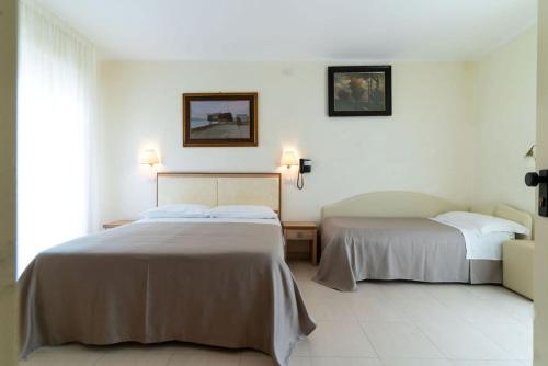 1 queen bed, 1 twin bed