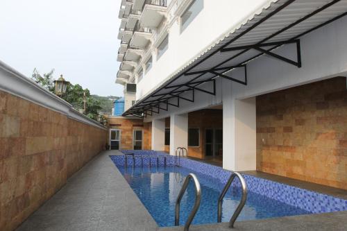 Swimming pool, Zam Hotel By Pavotel in West Bogor