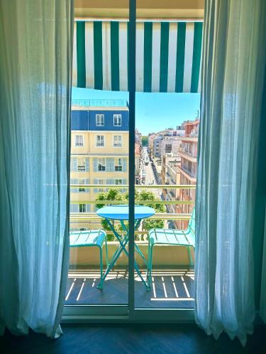 Spacieux studio Happy Home en dernier étage avec balcon à 7 minutes de marche du vieux Nice et de la mer