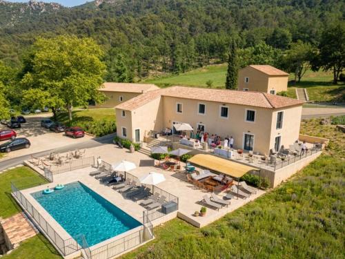 Hameau privé en Provence avec piscine - Domaine viticole - 20 pers gîte à louer Les Censiès