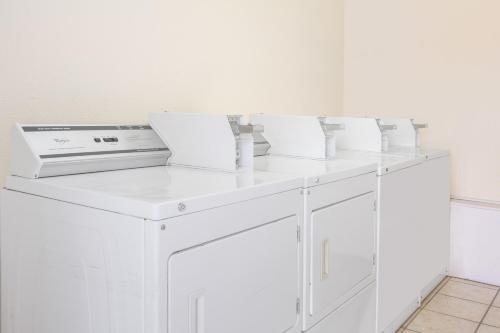 Days Inn & Suites by Wyndham Marshall Days Inn & Suites by Wyndham Marshall