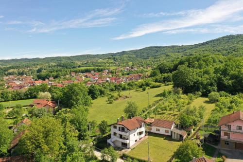 Bella holiday home Komadić prirode,mira,pravoga sela u neposrednoj blizini centra Banjaluke 4 km Garaža 4 sobe