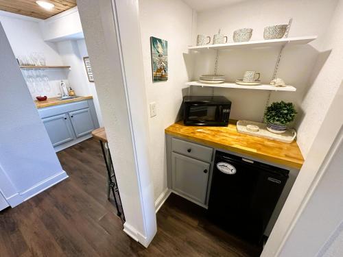 KD105A- Lou Lou's Hideway - image 5