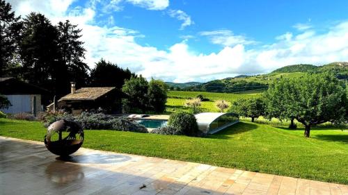Сад, Villa Azura avec vue sur le Mâconnais - Piscine privée (Villa Azura avec vue sur le Maconnais - Piscine privee) in Берзе-ла-Віль