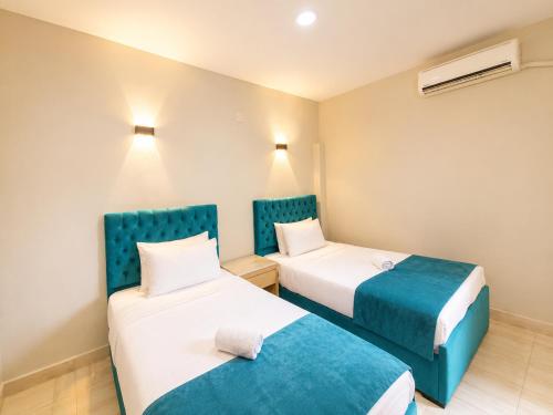 1 queen bed, 2 twin beds