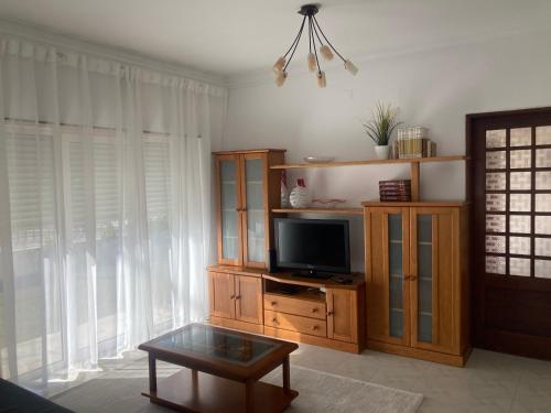 ห้องส่วนกลางสำหรับนั่งเล่น/ดูทีวี, A Casa do Telhado Escuro in ซาบูโก