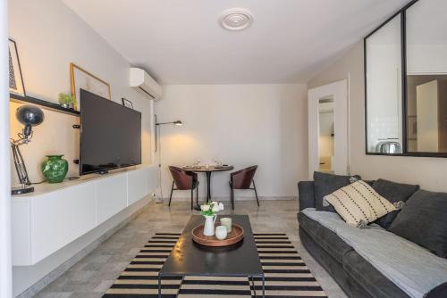 Stylish 2BR with Garage and AC Port of Nice