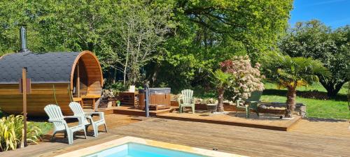 Peldbaseins, Les Roulottes de Ty Nadan in Locunole