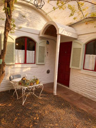 CASA MAIPÚ, acogedora y cerca de la Laguna, con pileta