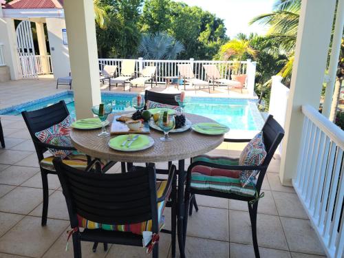 Patogumai, Tropical Palm Villa in Smith Bay