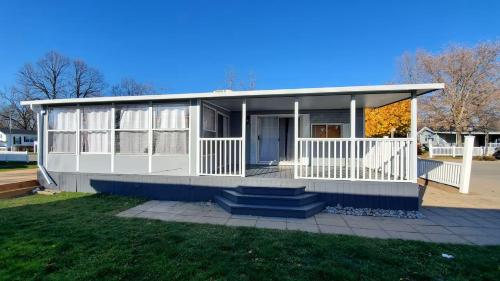Hangout at Sherkston Shores Resort by Lake Erie Beaches in Kristalbīča (ON)