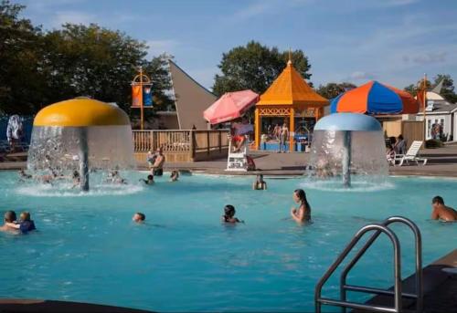 Peldbaseins, Hangout at Sherkston Shores Resort by Lake Erie Beaches in Kristalbīča (ON)