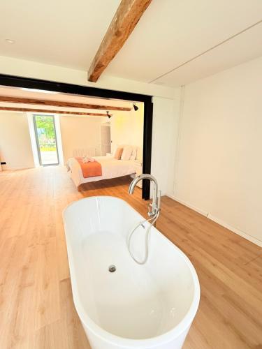 Suite - Baignoire ilot - Vue Pyrenees - Entree privee - Arnaud-Guilhem
