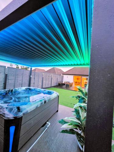 Garden, Private Luxe Bournemouth 5BR-7 Beds-3 Bath-Garden-Parking in Redhill