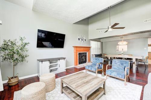Indy 4BR Oasis Pool, Hot Tub, Game Room, Pets OK in ฟิชเชอร์ (IN)