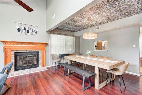 Indy 4BR Oasis Pool, Hot Tub, Game Room, Pets OK in ฟิชเชอร์ (IN)
