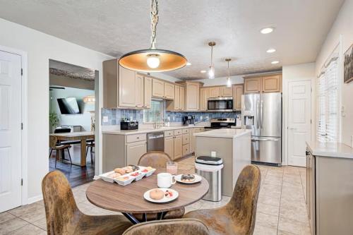 Indy 4BR Oasis Pool, Hot Tub, Game Room, Pets OK in ฟิชเชอร์ (IN)