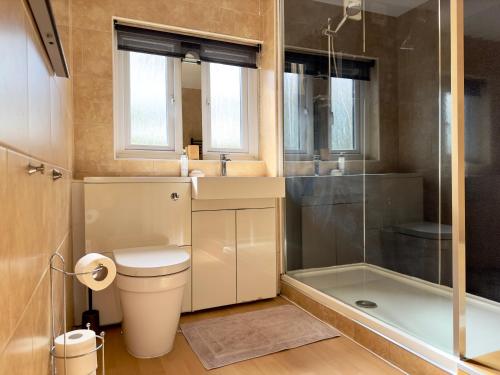 Shower, KeyNest Rooms - Jewellery Quarter in Birmingham