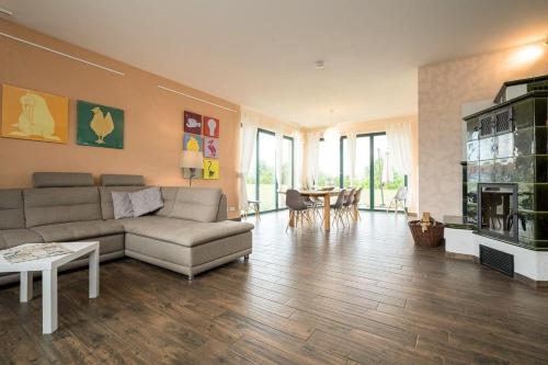 Ferienhaus-Landurlaub-mit-Kamin in 烏斯特羅