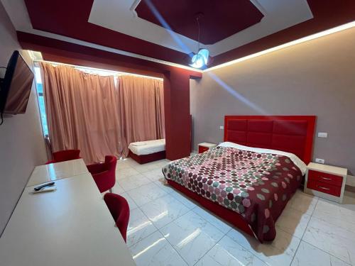 1 double bed, 1 twin bed