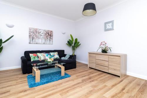 The Eden Central - Large Modern Apartment near Station in Bournemouth Suburbs