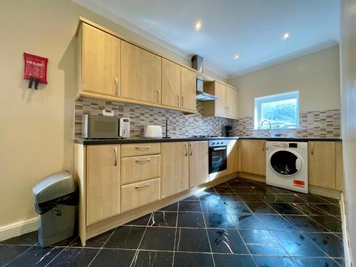 The Eden Central - Large Modern Apartment near Station in Bournemouth Suburbs
